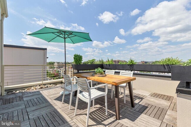 Building Photo - Sunny & Spacious NoMa penthouse with off-s...