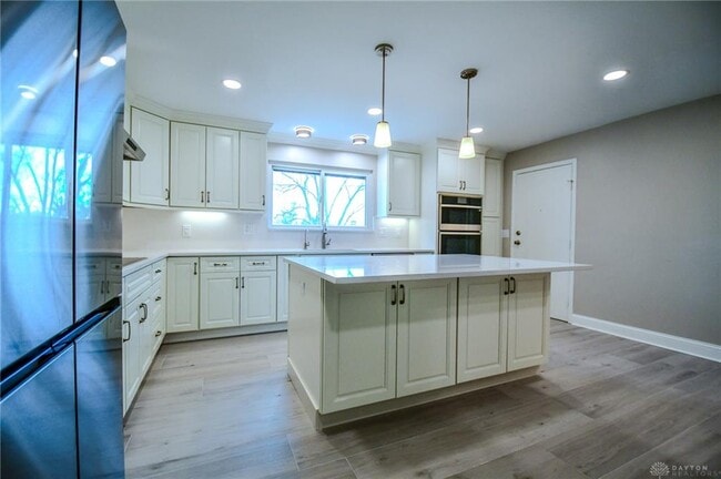 Building Photo - 121 E Schantz Ave