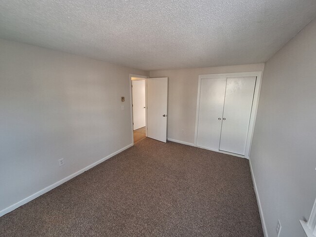 Building Photo - 204 Elm St