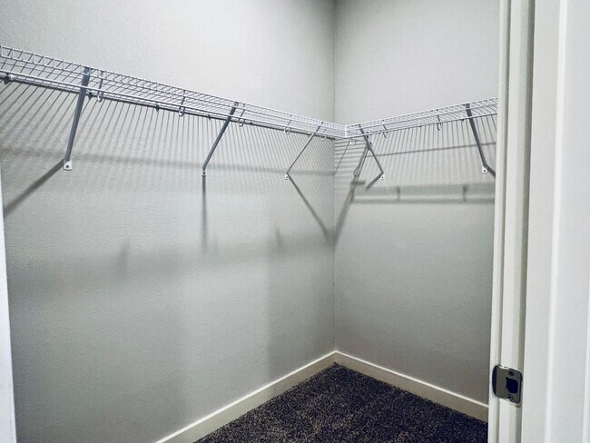Building Photo - $500 OFF ON FIRST MONTH'S RENT! APPLICATION FEE WAIVED!  Modern 3BD/2BA Home in Blue Ridge Ranch ...