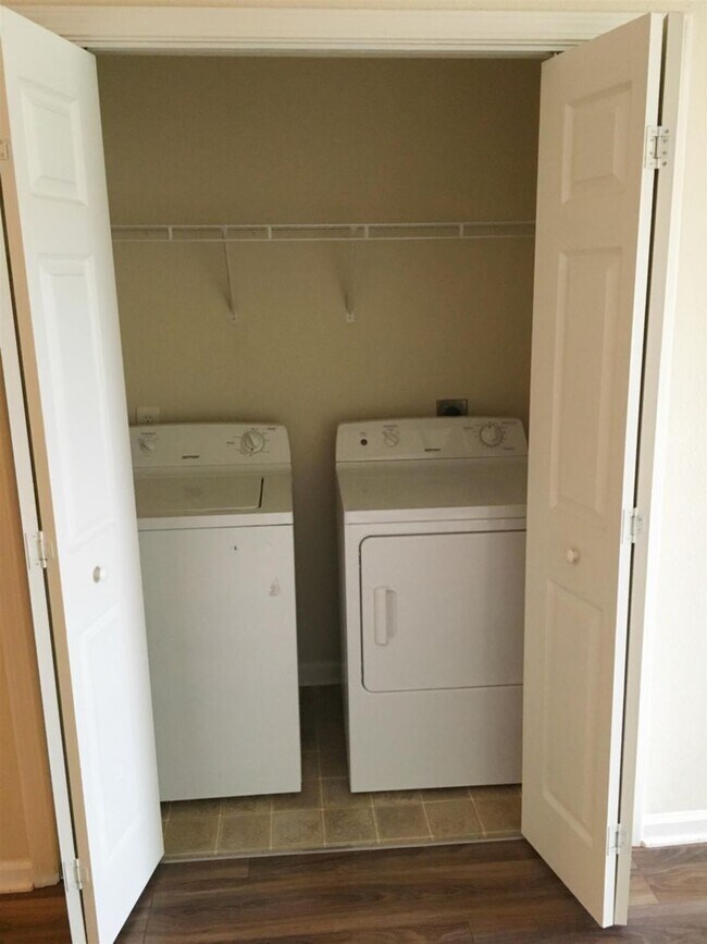 Building Photo - 512 Luxury Dr