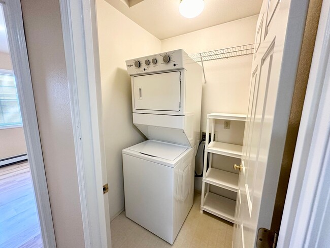 Building Photo - 2 Bedroom 1.5 Bath Townhome for Rent with ...