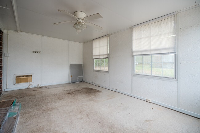 Building Photo - 65 Angie St