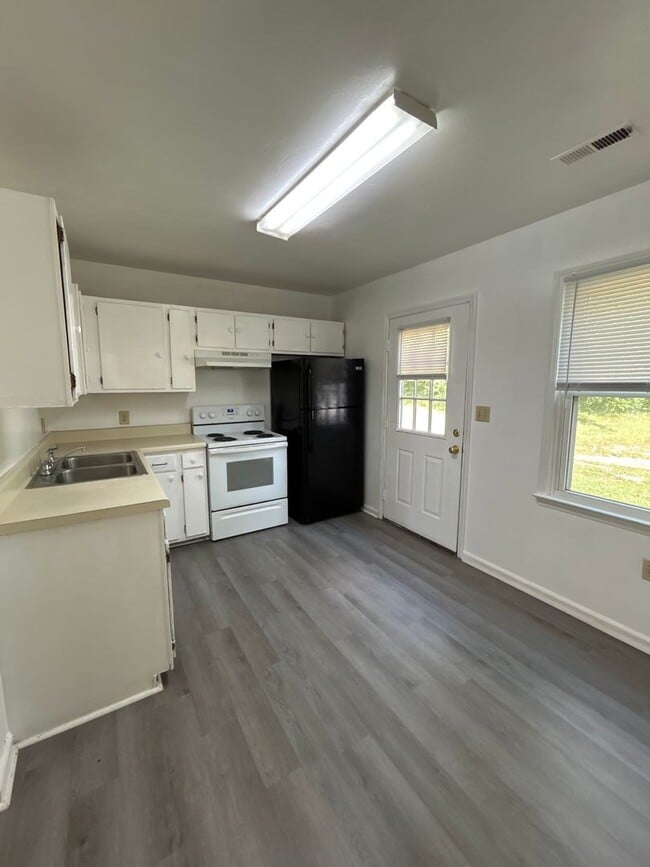 Building Photo - North West 2 bed 1 bath
