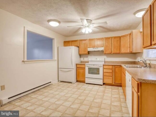 Building Photo - 211 Little River Dr