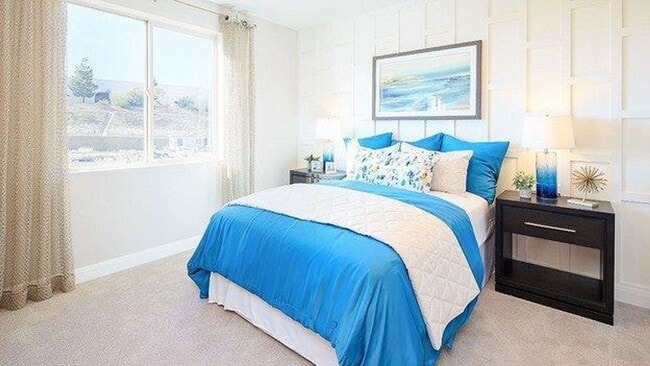 Building Photo - 4 Bedroom TownHome in the Skyline Community