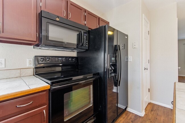 Building Photo - 2 bed / 3.5 bath / Aurora Townhome