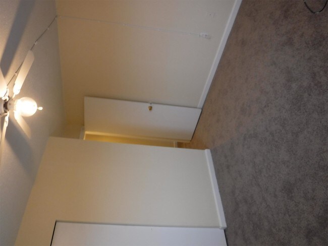 Building Photo - 935 E Colonial Manor Dr