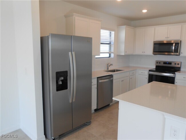 Building Photo - 623 Lakeside Oasis Ave