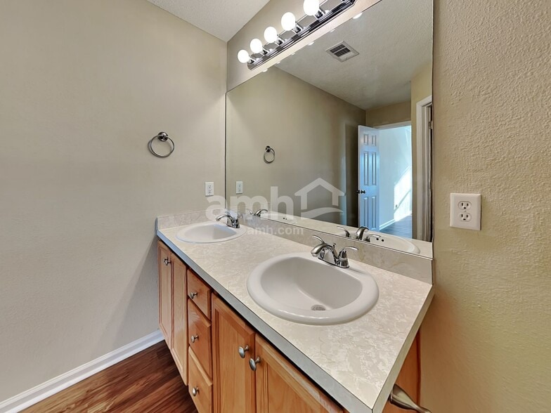 Building Photo - 112 Willow Lakes Ct