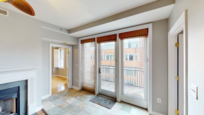 Building Photo - 718 W Trade St