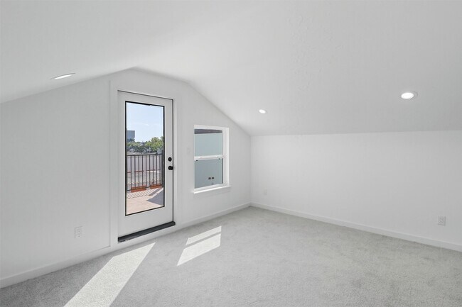 Building Photo - 2923 El Fenice Ln