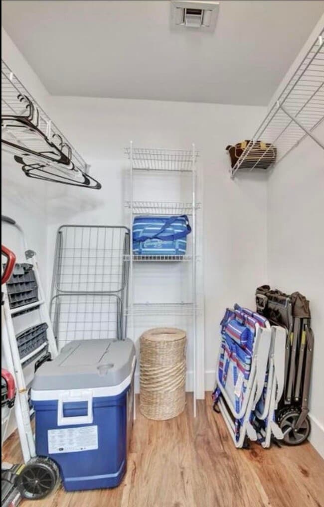 Building Photo - 804 E Windward Way