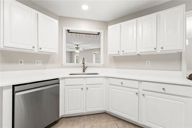 Building Photo - 370 Manor Glen Dr