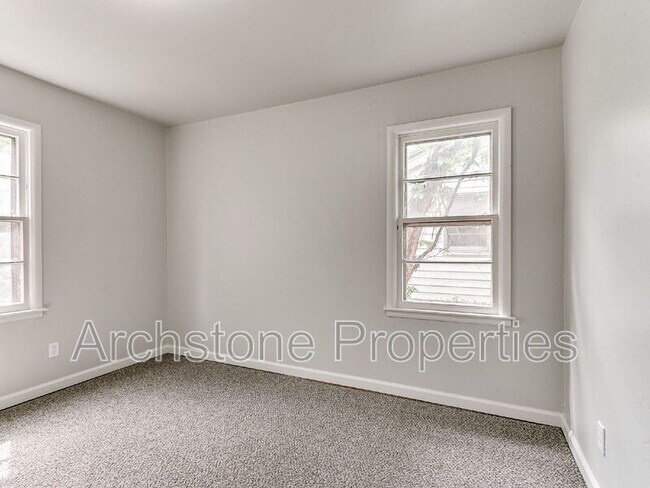 Building Photo - 2312 Mustang St