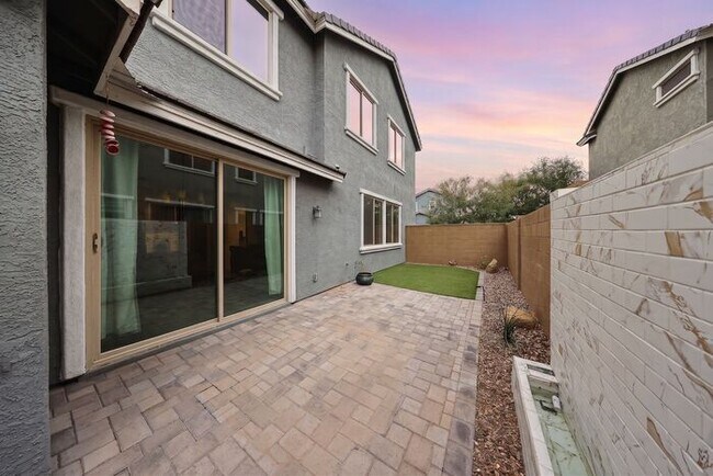 Building Photo - Move In Ready!stunning 3 bedroom, 2.5 bathroom home located in Phoenix!