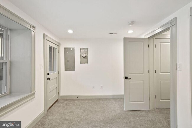 Building Photo - 740 S Linwood Ave