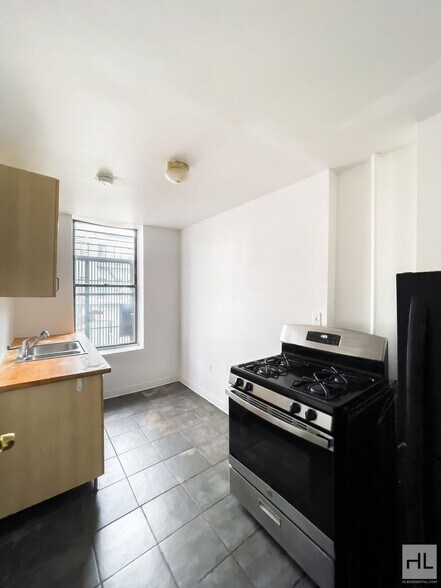 Building Photo - Classic Bushwick Floor-through 2-Bed 1-Bed / Maria Hernandez Park
