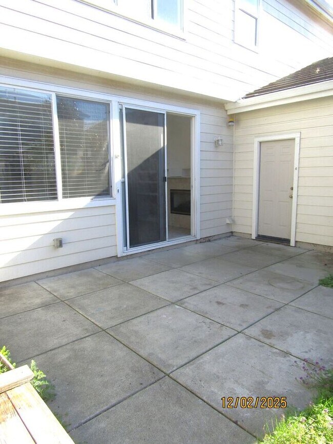Building Photo - Beautiful 4 Bed 3 Bath Single Family Home in Santa Rosa- $3,250 per month!