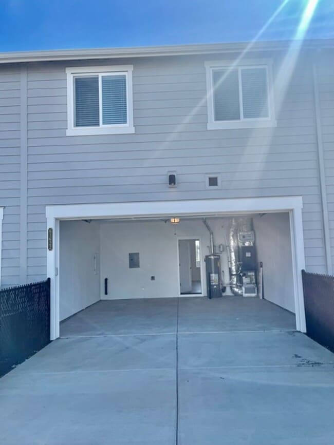 Building Photo - Gorgeous newer townhome in SE Bend!