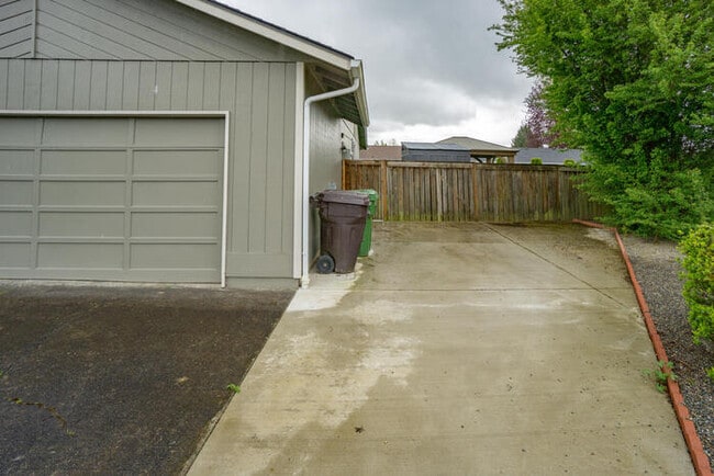Building Photo - BEAUTIFUL THREE BEDROOM RANCH IN WEST LONGVIEW