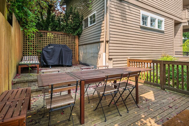 Building Photo - 2530 E Madison St