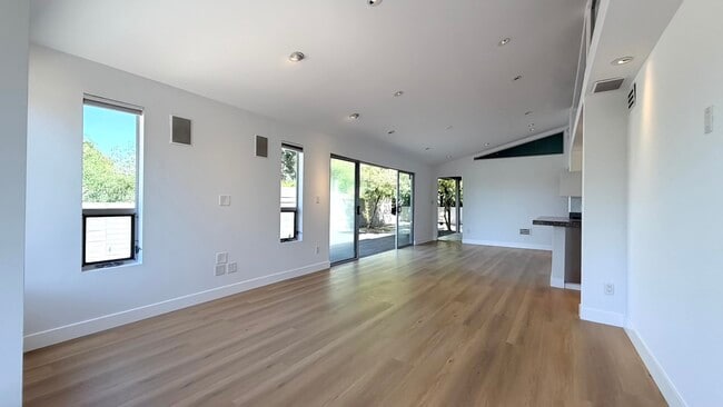 Building Photo - 2306 Teviot St