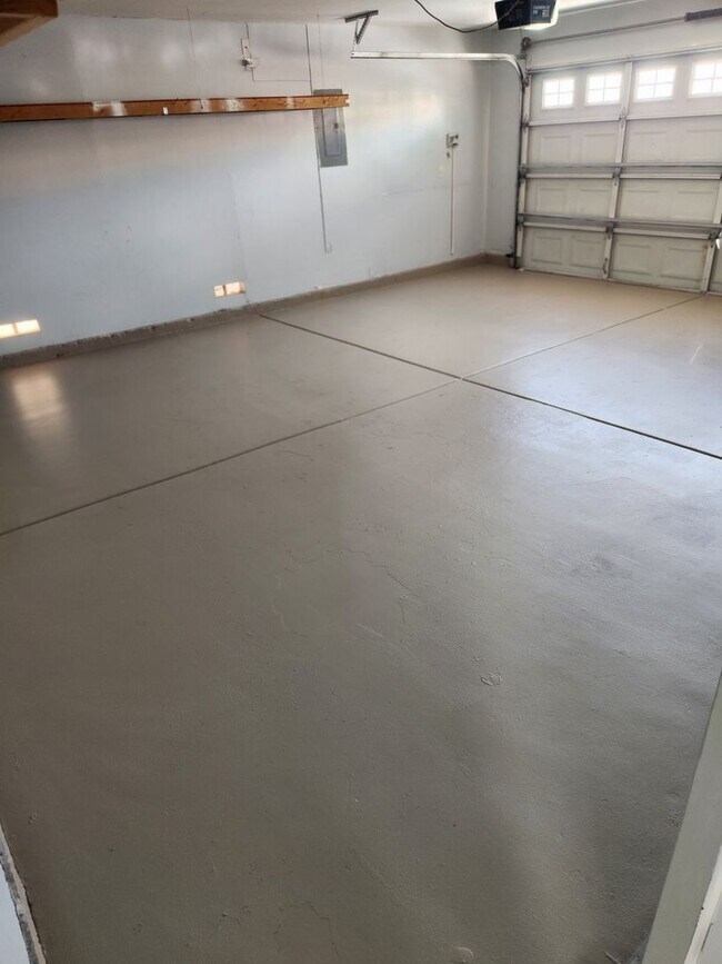 Building Photo - North Las Vegas Upgraded 4 Bedroom!