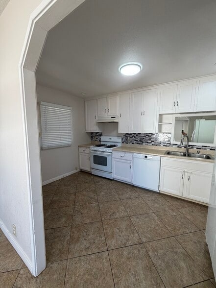 Building Photo - 1345 Marline Ave