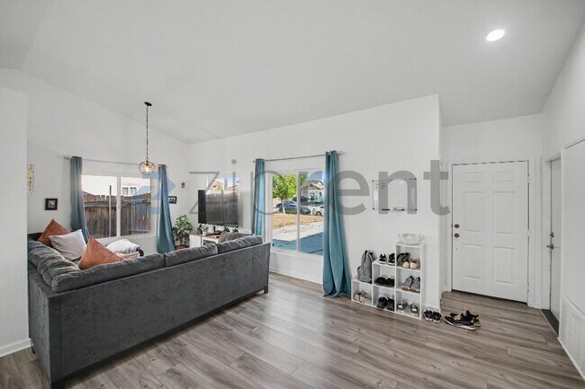 Building Photo - Unit