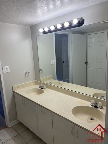 Building Photo - 915 S Seminole Dr