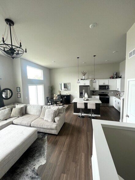 Building Photo - 949 NE Traverse Dr