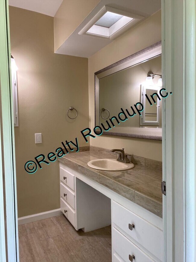 Building Photo - Beautiful Lincoln Village Home
