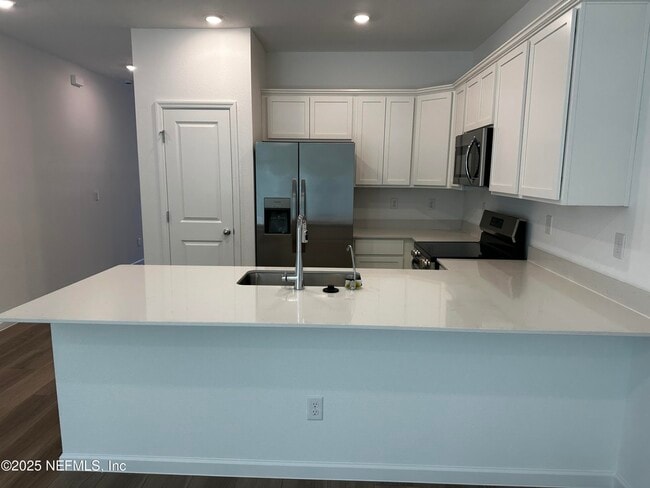 Building Photo - 611 Holly Lks Dr