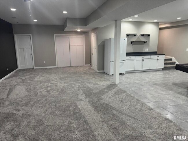 Building Photo - 18 Elmwood Dr