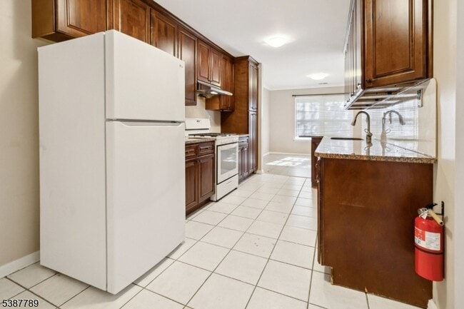 Building Photo - 10 Brookline Ct