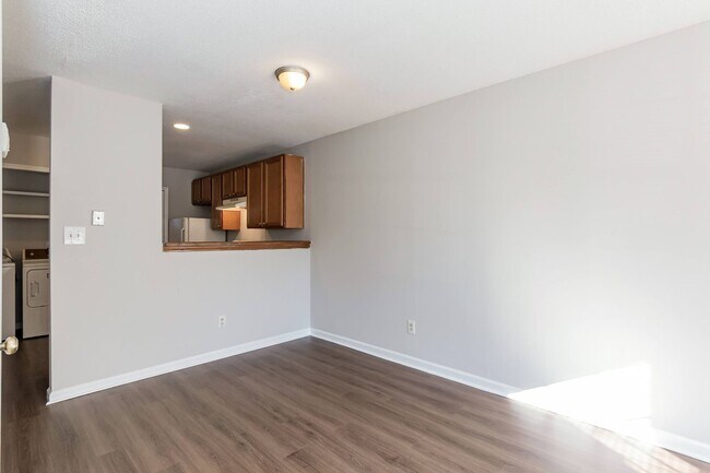 Building Photo - Two Bedroom Home!