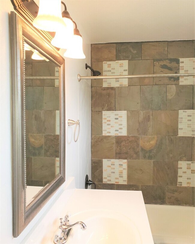 Building Photo - AMAZING 3 BED, 2 BATH Plus Study MILLERS ADDITION NW OKC