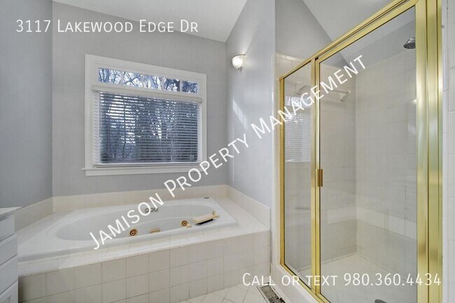 Building Photo - 3117 Lakewood Edge Dr