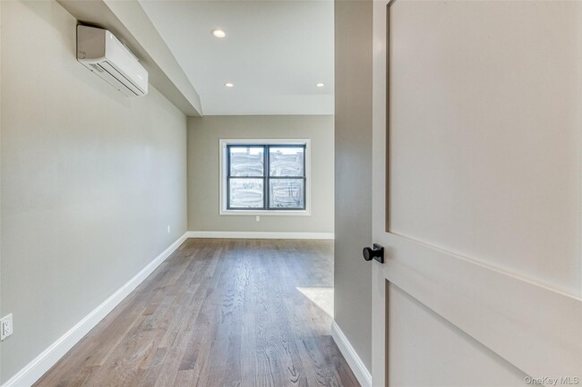 Building Photo - 78 Roslyn Rd