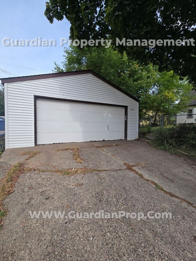 Building Photo - Move-in special! NE Minneapolis Single Fam...