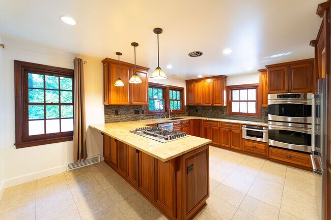 Building Photo - Luxurious Portland Heights home tucked away on a private street on nearly half an acre.