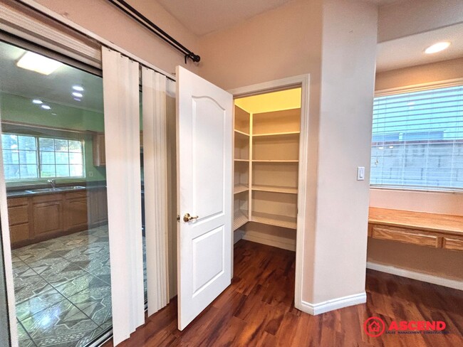 Building Photo - Lovely 5 Bedroom Home In River Oaks Area!