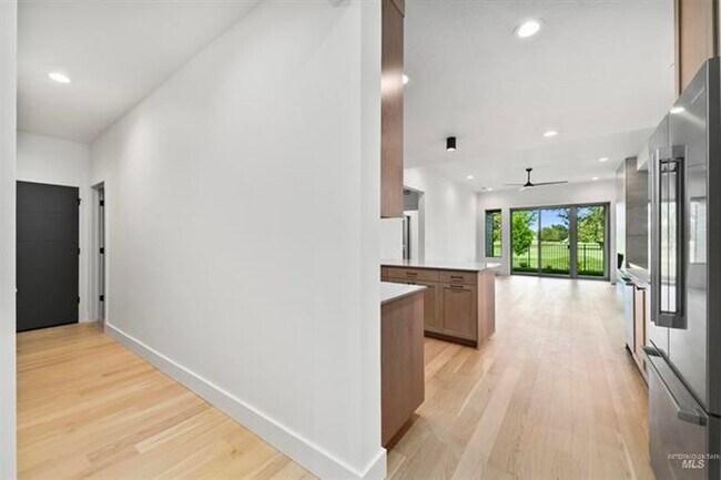 Building Photo - AstoriaTownHome