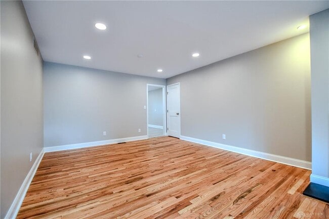 Building Photo - 121 E Schantz Ave