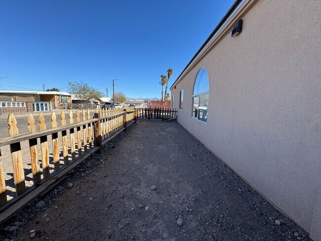 Building Photo - 3br 2ba Home with Garage and Yard near Rot...