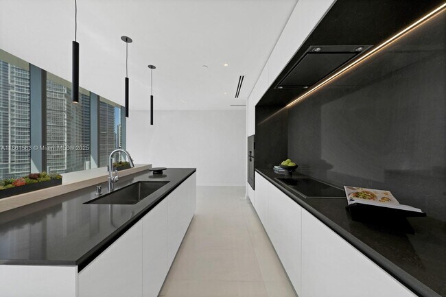Building Photo - 300 Biscayne Blvd Way