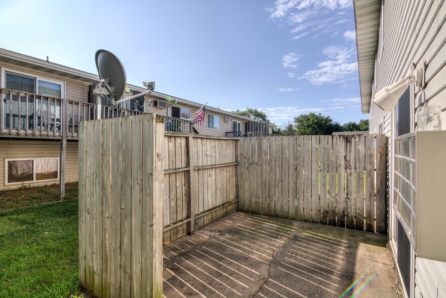 Building Photo - 1008 Dutchman Dr