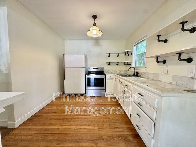 Building Photo - 421 S Van Buren St