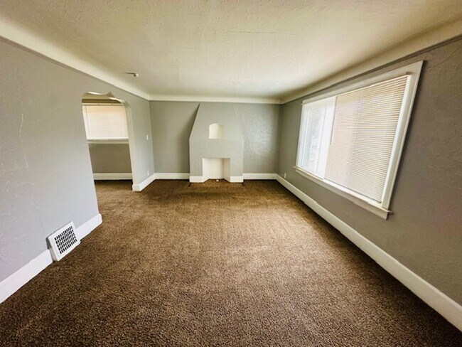 Building Photo - 15895 Cloverlawn Ave